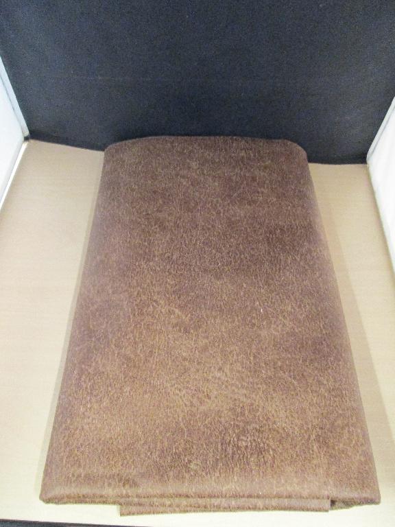 Een lap stof met –volgens opgave- onder andere de volgende kenmerken:
- bestaande uit 4 lagen;
- een onderlaag van lichtbruine vezels van leder;
- een tussenlaag van donkerbruine textielvezels;
- een tussenlaag van wit breiwerk;
- een bovenlaag van donkerbruin versmolten breiwerk van textielbreiwerk;
- de vezels van leder zijn met het blote oog waarneembaar zonder op kleurverschillen te letten;
- op rollen van 30 meter met een breedte van minimaal 138 cm;
Het geheel is ontworpen voor gebruik als bekleding voor meubelen.
Het textiel, dat in het geheel als een breiwerk moet worden gezien, is bekleed of bedekt met leer. Op grond van de aantekeningen 1 en 5 op hoofdstuk 59 wordt daarom ingedeeld als een weefsel, anderszins geïmpregneerd, bekleed of bedekt zoals bedoeld bij GS-post 5907 van de gecombineerde nomenclatuur.