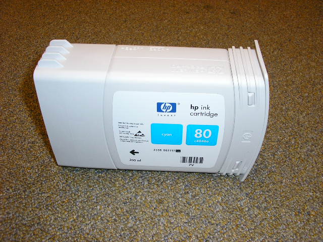 Een inktreservoir (kleur cyan) van kunststof met een inhoud van 350 ml. Het inktreservoir wordt aangesloten op een druk/stroombesturingssmechanisme van een inktjet printer, welke de toevoer van de inkt naar de printkop regelt. Het inktreservoir heeft aan de onderzijde twee aansluitbuisjes en een "Acumen Chip". Het reservoir heeft afmetingen van ongeveer 165x98x50 mm (hxbxd).