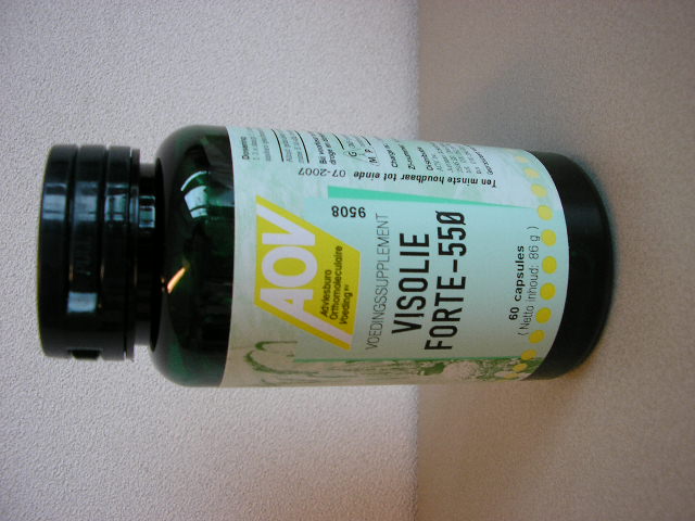 Visolie capsules, per 60 stuks verpakt in een kunststof potje, voorzien van een kunststof clicksluiting en een etiket met vermelding van dosering en ingrediënten. De capsules bevatten (volgens opgave) de volgende ingrediënten: 
- Visolie concentraat;
- Met EPA en DHA.