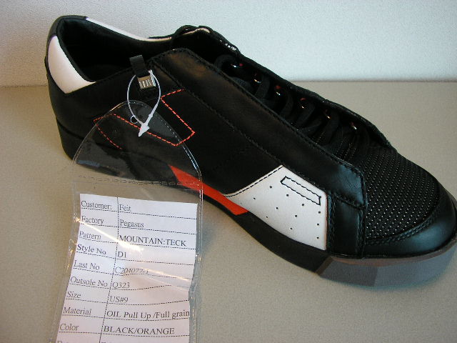 Herenschoenen met een bovendeel van leder en een buitenzool van kunststof met de volgende kenmerken:
- de enkels niet bedekkend;
- voorzien van een vetersluiting;
- de voorvoet en de tong zijn van textiel;
- een uitneembare binnenzool;
- op de hiel en de bovenzijde van de tong staat de merknaam vermeld in sierstiksels;
- aan weerszijden van de schoen is aan de bovenzijde een textiel band aangebracht die is vastgestikt aan de onderzijde van de tong;
- rondom de voet is een verstevigingsrand van rubber aangebracht;
- op de verstevigingsrand, is aan de voorzijde een extra rand aangebracht.