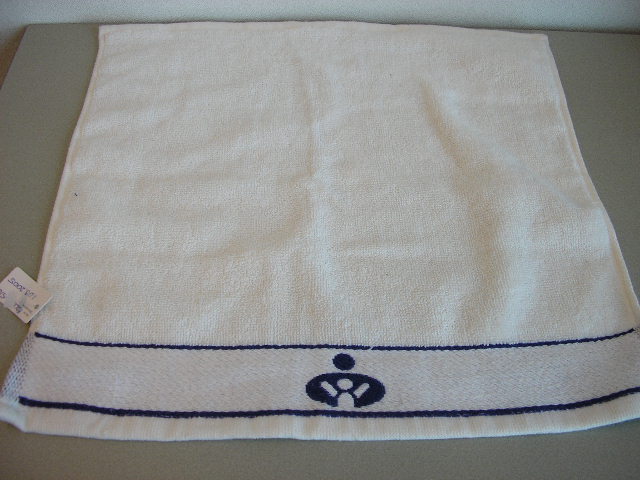 Een spuugdoekje van lussenweefsel van katoen voor baby's in nagenoeg vierkante vorm waarbij de vier zijden zijn omgezoomd. Afmetingen ongeveer (lxb) 33 x 30cm.
