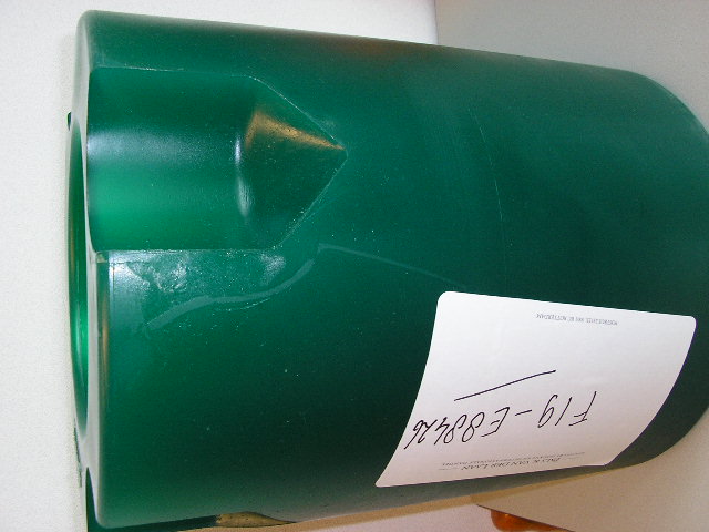 Een "top demper", een massieve holle cilinder van kunststof met een hoogte van ongeveer 30 cm en een diameter van ongeveer 24 cm met aan één van de kopse kanten uitsparingen voor de montage van de zogenaamde "through bolts". Het artikel is speciaal ontworpen en kan alleen worden gebruikt voor een bepaald type hydraulische hamer. 
De "top demper" heeft als functie het fixeren van de hamerbody in het frame en het dempen van schokken, waardoor wordt voorkomen dat de schokken van de hydraulische hamer te sterk worden doorgegeven op de arm van de graafmachine waarop deze hydraulische hamer is gemonteerd.