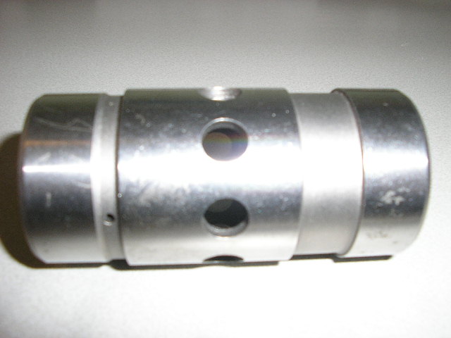 "Valve", een cilindervormige artikel van gegoten staal, voorzien van 8 gaten en -aan de buitenzijde- voorzien van twee uitgefreesde uitsparingen. Het buisvormige artikel, met een lengte van ongeveer 7,2 cm en een diameter van ongeveer 3,5cm, is speciaal ontworpen om als geïntegreerd onderdeel te worden gemonteerd in bepaald type hydraulische hamer. 
Volgens opgave fungeert het artikel als omkeerklep van de hydraulische druk die nodig is om de plunjer, die zich in de cilinderkamer van de hydraulische hamer bevindt, op en neer te laten bewegen.