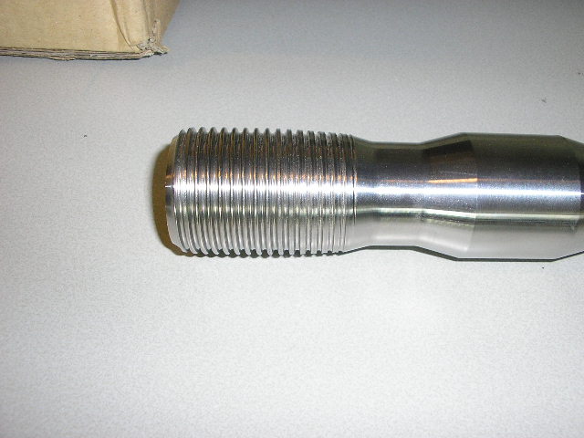 "Through bolt", een massieve ronde staaf van gegoten staal, met aan beide uiteinden schroefdraad. Het artikel, met een lengte van ongeveer 81 cm en een maximale diameter van ongeveer 3,5 cm, is speciaal ontworpen en kan alleen worden gebruikt voor het bijeenhouden van het bovendeel, het middendeel en het onderste deel van een hamerhuis van een bepaald type hydraulische hamer.
