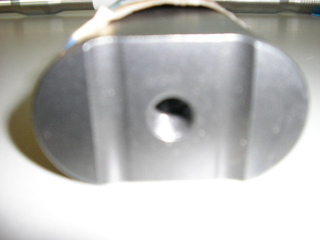 "Rod Pin", een massieve stalen ovaalvormige en langwerpige staaf, aan beide kopse kanten voorzien van een uitsparing. Het artikel, met de maximale afmetingen (HxBxD) van ongeveer 17x7x4 cm, is speciaal ontworpen en op maat gemaakt voor het begrenzen van de op en neer gaande beweging van een beitel, die wordt gebruikt in een bepaald type hydraulische hamer.