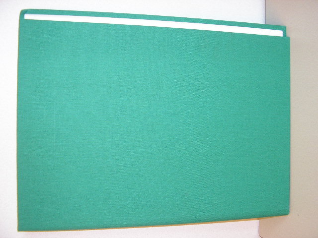 Een omslag voor dossiers, specifiek voor een A4 afmeting, vervaardigd van karton en papier, waarvan de gehele rug is voorzien van textiel.