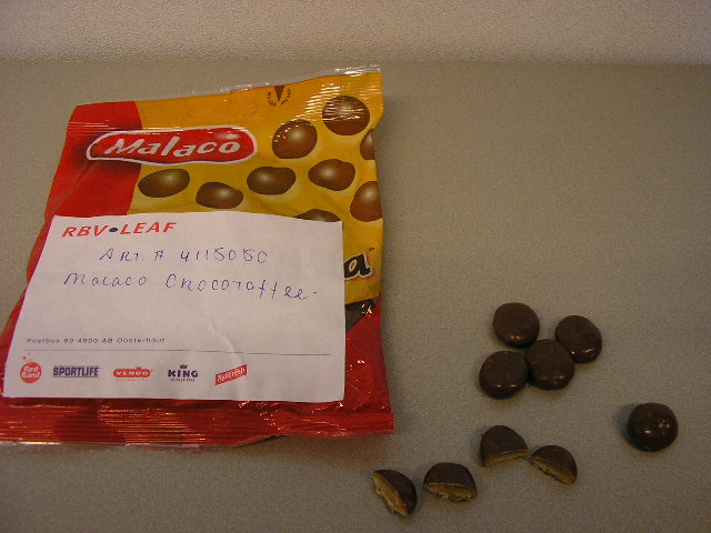 Karamel pastille voorzien van een chocoladelaag. Verpakt in een kunststof zakje à 100 gram. Met onder andere -volgens opgave- de volgende ingrediënten: suiker, gecondenseerde gesuikerde melk, cacao, glycerol en vanille aroma.