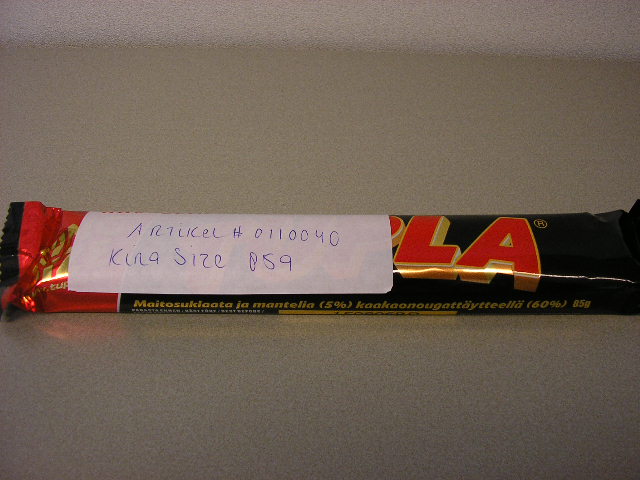 Een gevulde chocolade reep, bestaande uit een buitenlaag van chocolade, welke is gedecoreerd met stukjes geroosterde amandelenen met een vulling van onder andere suiker, melkpoeder, cacaopoeder, vanille en toffee aroma. De repen hebben te samen een gewicht van ongeveer 85 gram. Per 2 stuks verpakt in één verpakking, verpakt in een overdoos met een totaal gewicht van 340 gram.