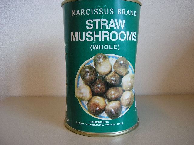 "Straw mushrooms", bruingekleurde stro-paddestoelen in een heldere vloeistof, verpakt in een conservenblik. De netto-inhoud en het uitlekgewicht, zoals vermeld op het etiket, bedragen respectievelijk 425 en 218 gram. De paddestoelen zijn op een andere wijze bereid of verduurzaamd dan in azijn.