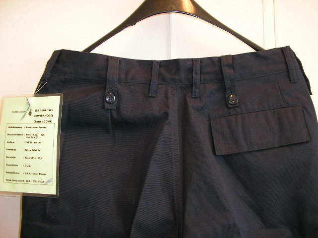 Werkkleding voor militairen zijnde een lange broek, blauw van kleur, vervaardigd van een stevig en krimpvrij weefsel (65% katoen en 35% polyester) met de volgende kenmerken: 
- een gedeeltelijke opening aan de voorzijde met ritssluiting en een
  knoopsluiting, links over rechts; 
- twee schuine steekzakken; 
- beide broekspijpen voorzien van een opening bestemd voor het 
  opbergen van bijvoorbeeld een wapenstok; 
- tailleband naast de gebruikelijke riemlussen voorzien van vijf 
  extra grote koppellussen met knoopsluiting; 
- een achterzak met klittenbandsluiting.