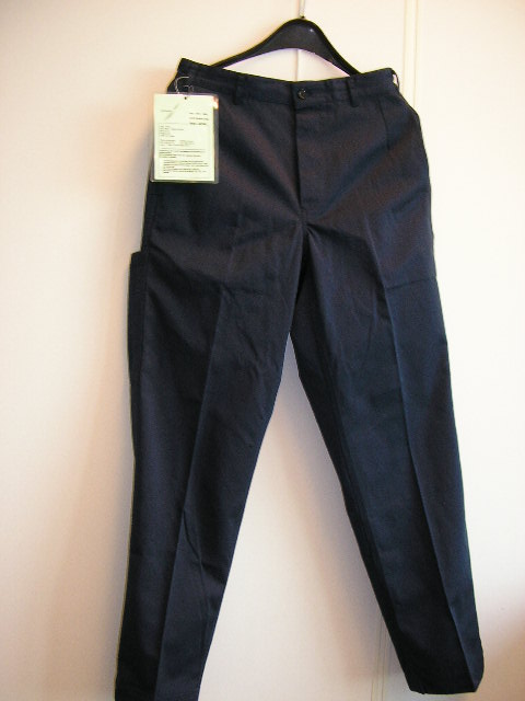 Werkkleding voor militairen zijnde een lange broek, blauw van kleur, vervaardigd van een stevig en krimpvrij weefsel (65% katoen en 35% polyester) met de volgende kenmerken: 
- een gedeeltelijke opening aan de voorzijde met ritssluiting en een
  knoopsluiting, links over rechts; 
- twee schuine steekzakken; 
- rechter broekspijp is voorzien van een langwerpige opgestikte 
  opbergzak; 
- een achterzak met overslaande klep voorzien van een knoopsluiting;
- uiteinden van de broekspijpen zijn omgezoomd.
