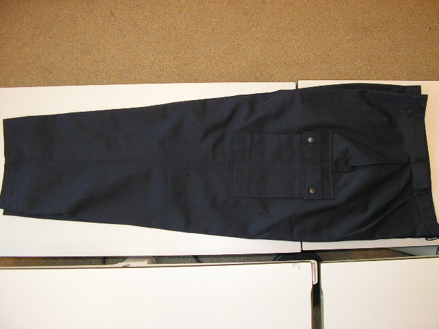 Werkkleding voor militairen zijnde een lange broek, blauw van kleur, vervaardigd van een stevig en krimpvrij weefsel (65% katoen en 35% polyester) met de volgende kenmerken: 
- een gedeeltelijke opening met ritssluiting en een knoopsluiting, links over rechts; 
- verstelbaar in de taille door middel van klittenband; 
- twee steekzakken; 
- op elke broekspijp, ter hoogte van de dij, een rechte zak met
  klepsluiting, voorzien van drukknopen; 
- een zakje met klepsluiting, voorzien van een drukknoop net onder de knie op de rechter broekspijp bestemd voor het opbergen van 
  bijvoorbeeld voor een mobiele telefoon; 
- een achterzak met knoopsluiting.
