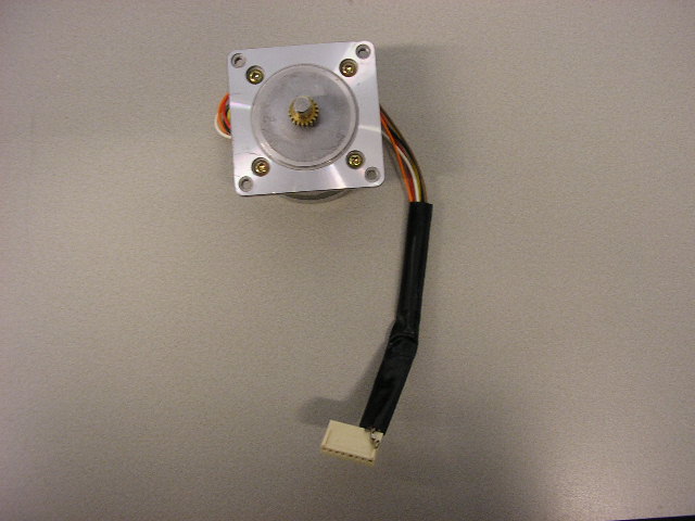Een hybride stappenmotor, zijnde een elektromotor voor meerfasenwisselstroom, met een vermogen van niet meer dan 750 Watt. De motor is bestemd voor de inbouw in computergestuurde apparaten, voor onder andere printers, graveermachines en freesmachines.
De motor heeft onder andere de volgende kenmerken:
- een stappenhoek van 1,8 °;
- 200 stappen per rotatie;
- een lengte van 76 mm;
- een gewicht van 950 gram;
- eenheidswaarde volt van 5,4;
- eenheidswaarde ampère van 1,5.