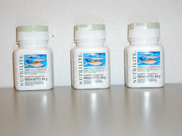 Nutrilite™ omega 3 complex zijnde een voedingssupplement met visolie in de vorm van grote gele ovale softgel capsules, opgemaakt voor de verkoop in het klein, voorzien van gegevens omtrent gebruiksdoel en dosering. Het product bevat onder andere de volgende ingrediënten: visolie, gelatine, glycerine, antioxidant.