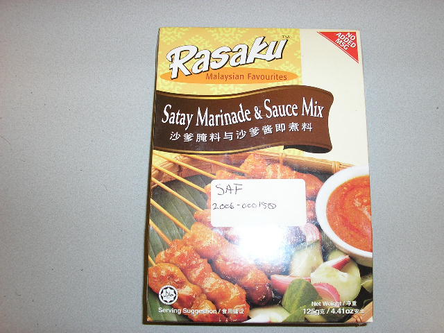 "Satay Marinade & Sauce Mix", zijnde preparaten voor het bereiden van sauzen, te weten saté-marinadesaus en saté-pindasaus. De preparaten, separaat verpakt in een zakje van aluminiumfolie, worden tezamen aangeboden voor de verkoop in het klein, in een kartonnen doosje met een totale netto-inhoud van ongeveer 125 gram. Het preparaat voor het bereiden van de saté-marinadesaus bevat onder andere de volgende ingrediënten:
- koriander;
- komijn;
- geelwortel;
- citroengras;
- knoflook;
- ui.
Het preparaat voor het bereiden van de saté-pindasaus bevat onder andere de volgende ingrediënten:
- kleine stukjes geroosterde pinda's;
- suiker;
- chili
- citroengras;
- zout;
- maiszetmeel;
- knoflook en ui.