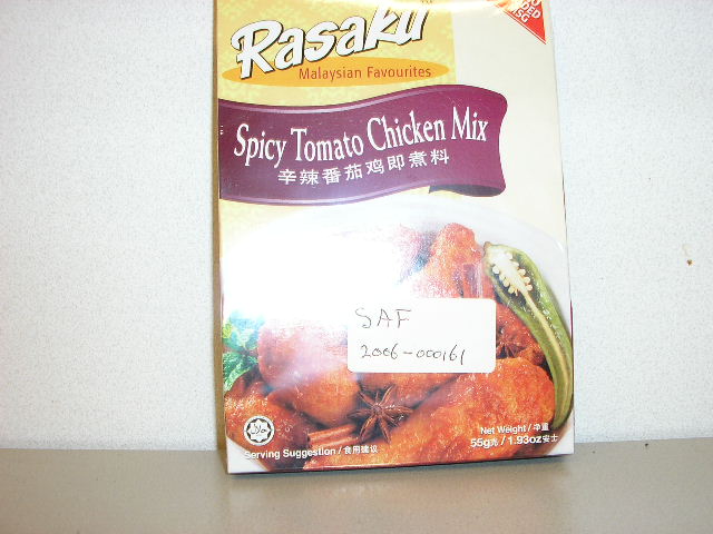 "Spicy Tomato Chicken Mix", een preparaat voor het bereiden van een saus. Het product, verpakt in een zakje van aluminiumfolie dat wordt aangeboden voor de verkoop in het klein in een kartonnen doosje met een netto-inhoud van ongeveer 55 gram en bevat onder andere de volgende ingrediënten:
- suiker;
- chili;
- zout;
- tomaten;
- knoflook;
- gember;
- gist extract (van melasse).
