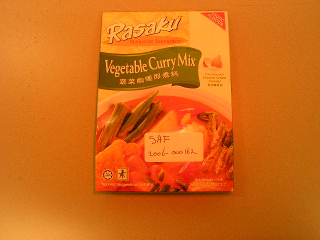 "Vegetable Curry Mix", een preparaat voor het bereiden van een saus. Het product, verpakt in twee zakjes van aluminiumfolie die tezamen worden aangeboden voor de verkoop in het klein in een kartonnen doosje met een netto-inhoud van ongeveer 65 gram en bevat onder andere de volgende ingrediënten:
- kokosnotencrème-poeder (kokosnotenmelk, maltodextrine, sodiumcaseïnaat);
- koriander;
- komijn;
- zout;
- chili;
- gistextract (van melasse)
- mosterzaad;
- suiker.
