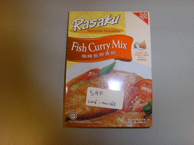"Fish Curry Mix", een preparaat voor het bereiden van een saus. Het product, verpakt in twee zakjes van aluminiumfolie die tezamen worden aangeboden voor de verkoop in het klein in een kartonnen doosje met een netto-inhoud van ongeveer 55 gram, bevat onder andere de volgende ingrediënten:
- kokosnotencrème-poeder (kokosnotenmelk, maltodextrine, sodiumcaseïnaat);
- koriander;
- komijn;
- suiker;
- zout;
- chili;
- ui;
- suiker;
- anijs;
- knoflook
- gember.