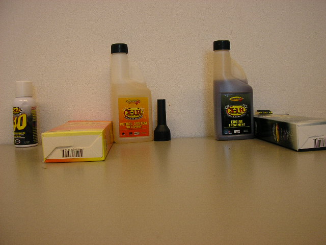 Petrol System Treatment zijnde een product met een reinigende en smerende werking voor een benzinemotor, verpakt in twee kunststof flessen met een inhoud van ongeveer 240 ml. Het product is tezamen verpakt met een fles zogenaamde Engine Treatment en een spuitbus gevuld met een zogenaamde Penetrating spray lube. Hiervoor zijn separaat BTI's afgegeven met de referentienummers NL RTD-2006-002006 en NL RTD-2006-002007.
