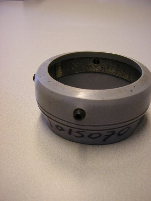 Een samengesteld product, zijnde een hulpstuk voor een slang voor een industrieel stofzuigsysteem. Het artikel heeft de volgende kenmerken:
- een voorgevormde manchet van kunststof, met een diameter van 
  60 mm, voorzien van vier schroefgaatjes;
- een ring van onedel metaal eveneens voorzien van vier
  schroefgaatjes;
- vier inbusschroefjes.
Het geheel ontleent zijn wezenlijke karakter aan de manchet van kunststof. Voor de slang van kunststof is separaat een BTI afgegeven onder referentienummer NL-RTD-2006-001192.