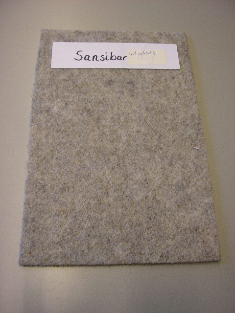 Een geweven tapijt van sisal met een rug van vilt. Het geconfectioneerde artikel, zonder pool, heeft onder andere de volgende kenmerken:
- afmetingen ongeveer 2x3 meter,
- aan de randen afgezet met een katoenen band met een breedte van ongeveer 10 cm.