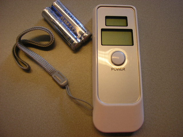 Een digtale alcohol-ademtester, een elektronisch analysetoestel voor gassen. Het apparaat, gecombineerd met een alarmklok met countdownmogelijkheid, heeft onder andere de volgende kenmerken:
- afmetingen ongeveer 10x3,5x1,7 cm;
- met twee LCD afleesschermen;
- met diverse bedieningsknopjes.
Het apparaat wordt geleverd inclusief een polsbandje, twee AAA batterijen, één knoopcelbatterij en een gebruikershandleiding.