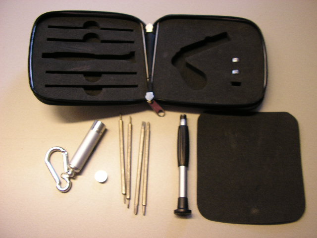 Een set van verwisselbaar gereedschap bestaande uit vier stiften van onedel metaal voor schroevendraaiers en een houder. De stiften, met een lengte van ongeveer 10 cm, zijn aan de uiteinden voorzien van verschillende "heads". De set is verpakt in een vierkant etui met een ritssluiting, een buitenzijde van onedel metaal en een binnenzijde van voorgevormd kunststof.
De set wordt tezamen aangeboden met een LED-zaklampje met musketonhaak + drie knoopcelbatterijen waarvoor separaat een BTI is afgegeven met referentie NL-RTD-2006-003299.