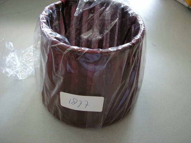 Een lampenkap in ronde vorm, taps toelopend met een metalen frame en een kapbekleding van textiel. De kap heeft aan de bovenzijde een doorsnede van ongeveer 120 mm, aan de onderzijde een doorsnede van ongeveer 150 mm en een hoogte van ongeveer 127 mm. Aan de binnenzijde is een voorziening van onedel metaal aangebracht waarop de lampenkap op de lampenvoet geplaatst kan worden.