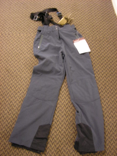 Een skipantalon van weefsel van 100% polyester, met de volgende kenmerken:
- een gedeeltelijke opening aan de voorzijde met een ritssluiting en een overslag, rechts over links, met een   dubbele drukknoopsluiting;
- een aangezette broeksband met aan weerszijden van de ritssluiting een stelband voorzien van klittenband om    de broek nauwer te doen sluiten;
- aan de broeksband zijn voor en achter twee kunststof gespen aangebracht waarop een gekruiste, verstelbare     elastische broekophouder is aangebracht;
- aan de voorzijde twee steekzakken voorzien van een ritssluiting;
- de broek is gevoerd met een fleece-breiwerk dat op het weefsel is gelijmd;
- aan de onderzijde van de broekspijpen is aan de binnenzijde een ander soort weefsel aangebracht,  
- in de onderzijde van de broekspijpen zijn wind/sneeuwvangers aangebracht.