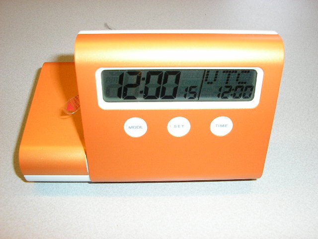 Een alarmklok met een usb hub. Het toestel heeft de volgende kenmerken:
- 12/24 klok;
- 25 wereldtijden;
- stopwatch;
- alarmklok;
- kalenderfunctie;
- 4 poort usb hub
- usb kabel;
- opbergruimte voor memory kaart.
Aan de voorzijde zitten 3 knoppen om het klokgedeelte in te stellen. Het hubgedeelte kan naar beneden worden gedraaid zodat het apparaat kan blijven staan. Tevens wordt dan het batterijcompartiment zichtbaar. Het apparaat ontleent zijn wezenlijk karakter aan het klokgedeelte.