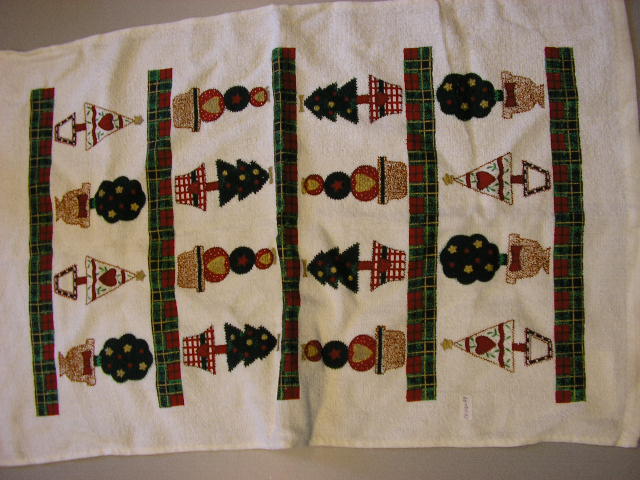Huishoudlinnen van breiwerk van katoen voorzien van kerstdecoratie. De afmetingen bedragen ongeveer 60cmx39cm.