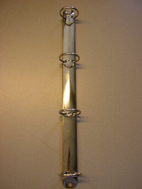 Een ringbandmechanisme voor opbergmappen van onedel metaal met een lengte van ongeveer 28 cm, voorzien van acht armen van staaldraad. De armen zijn aan de onderzijde gemonteerd op twee rechthoekige stalen platen en kunnen worden gesloten door de twee tegenover elkaar liggende armen naar elkaar toe te drukken waardoor ze vier ringen vormen. De rechthoekige platen zijn voorzien van zes uitsparingen. De bovenste plaat heeft aan de bovenzijde naast de uitsparingen voor de ringen twee uitsparingen om het mechanisme aan een opbergmap te bevestigen.