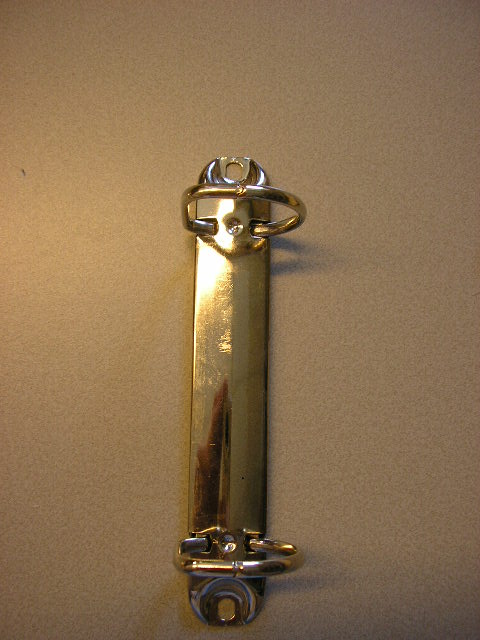 Een ringbandmechanisme voor opbergmappen van onedel metaal met een lengte van ongeveer 12,2 cm, voorzien van vier armen van staaldraad. De armen zijn aan de onderzijde gemonteerd op twee rechthoekige stalen platen en kunnen worden gesloten door de twee tegenover elkaar liggende armen naar elkaar toe te drukken waardoor ze twee D vormige ringen vormen. De rechthoekige platen zijn voorzien van twee uitsparingen. De bovenste plaat heeft aan de bovenzijde naast de uitsparingen voor de ringen twee uitsparingen om het mechanisme aan een opbergmap te bevestigen.