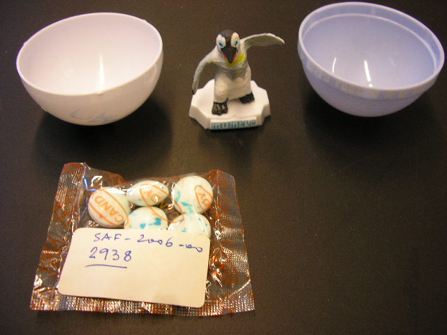 Suikerwerk, zijnde snoepjes in de vorm van pastilles (7 stuks), verpakt in een kunststof verpakking, opgemaakt voor de verkoop in het klein.