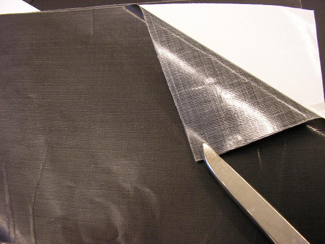 Een gegummeerd weefsel van synthetische textielvezels met een lage sterktegraad, bedekt met polyethyleen voorzien van een kleeflaag aangebracht op een beschermende laag van papier. Het zogenoemde textiel plakband wordt - volgens opgave - aangeboden op jumbo rollen met een lengte van 1000 meter en een breedte van 1060 mm en is onder andere bestemd voor het theater om kabels vast te zetten.