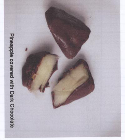 Gevuld chocoladewerk, zijnde een bereiding voor menselijke consumptie die cacao bevat. Het product bestaat uit stukken ananas, bedekt met een laag pure chocolade. Het product wordt diepgevroren aangeboden, voor de verkoop in het klein in onmiddelijke verpakkingen van niet meer dan 1 kg. -Volgens opgave- bevat het product 70% ananas en 30% pure chocolade.