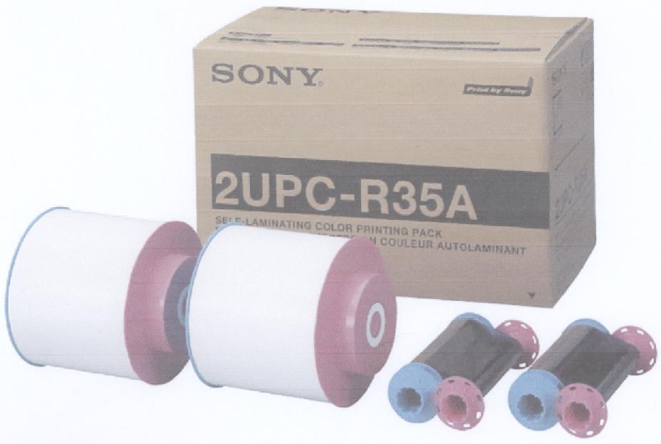 Een assortiment zijnde een zogenaamd "Color Printing Pack" voor gebruik in een afdrukeenheid (printer), bestaande uit: 
- vier cilinders met spoelen van kunststof, waarvan twee cilinders zijn voorzien van een inktlint van kunststof; 
- twee rollen Self laminating printpapier met een breedte van 127 mm. voor elk 400 prints.Het inktlint van kunststof bestaande uit segmenten met verschillende kleuren, waarbij de kleurstoffen door verhitting op een drager worden overgebracht (zogenaamde kleurstofsublimering).
Het geheel is opgemaakt voor de verkoop in het klein en verpakt in een kartonnen doos, voorzien van merknaam en type.
Het wezenlijk karakter van het assortiment wordt bepaald door het kunststof inktlint.