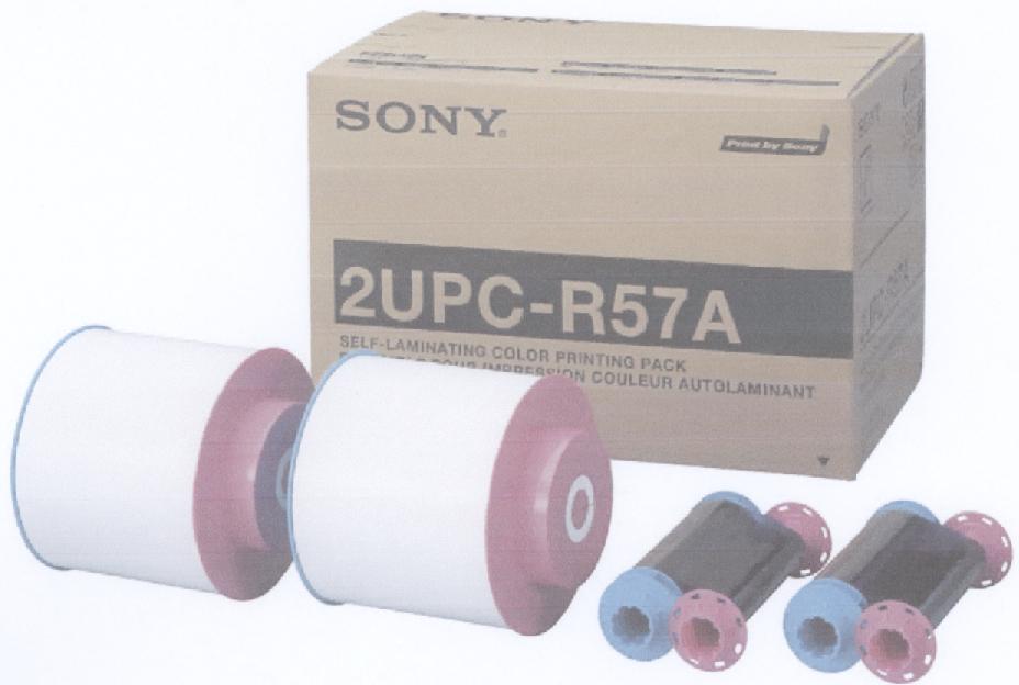 Een assortiment zijnde een zogenaamd "Color Printing Pack" voor gebruik in een afdrukeenheid (printer), bestaande uit: 
- vier cilinders met spoelen van kunststof, waarvan twee cilinders zijn voorzien van een inktlint van kunststof; 
- twee rollen Self laminating printpapier met een breedte van 127 mm. voor elk 205 prints.
Het inktlint van kunststof bestaande uit segmenten met verschillende kleuren, waarbij de kleurstoffen door verhitting op een drager worden overgebracht (zogenaamde kleurstofsublimering).
Het geheel is opgemaakt voor de verkoop in het klein en verpakt in een kartonnen doos, voorzien van merknaam en type.
Het wezenlijk karakter van het assortiment wordt bepaald door het kunststof inktlint.