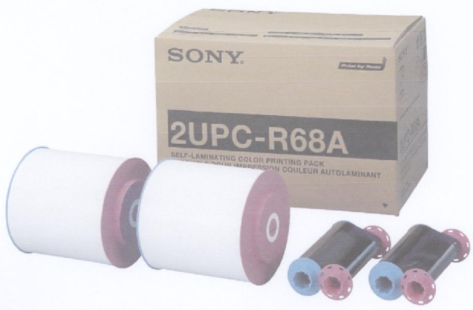 Een assortiment zijnde een zogenaamd "Color Printing Pack" voor gebruik in een afdrukeenheid (printer), bestaande uit: 
- vier cilinders met spoelen van kunststof, waarvan twee cilinders zijn voorzien van een inktlint van kunststof; 
- twee rollen Self laminating printpapier met een breedte van 152 mm. voor elk 185 prints.
Het inktlint van kunststof bestaande uit segmenten met verschillende kleuren, waarbij de kleurstoffen door verhitting op een drager worden overgebracht (zogenaamde kleurstofsublimering).
Het geheel is opgemaakt voor de verkoop in het klein en verpakt in een kartonnen doos, voorzien van merknaam en type.
Het wezenlijk karakter van het assortiment wordt bepaald door het kunststof inktlint.