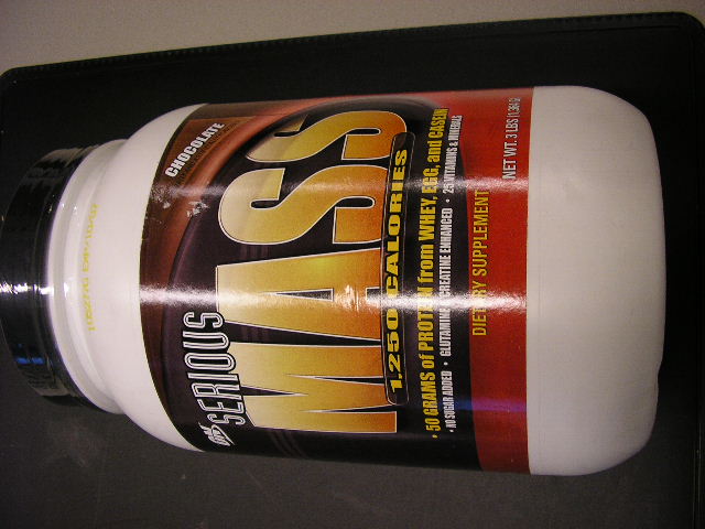 Een bruin gekleurd poeder, t.w. "Serious Mass", volgens opgave, bevattende onder meer suikers, vitamines, mineralen, eiwitten, koolhydraten, vet en cacao. Het product dient voor de vervaardiging van  sportdranken. Het product is verpakt in een kunststof pot en heeft een nettogewicht van 1,36 kg.