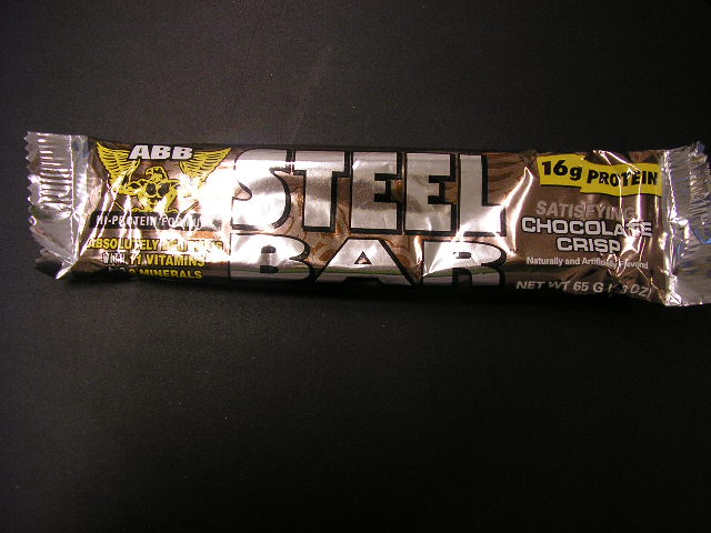 "Steel Bar - Chocolate Crisp", een gevulde chocoladereep (proteïnereep). Het product, een voedingssupplement, wordt aangeboden in een verpakking met een netto-inhoud per onmiddellijke verpakking van 65 gram. Volgens opgave bevat het product onder andere cacao, weiproteïne, koolhydraten, vitamines en mineralen (waaronder kalium en calcium).