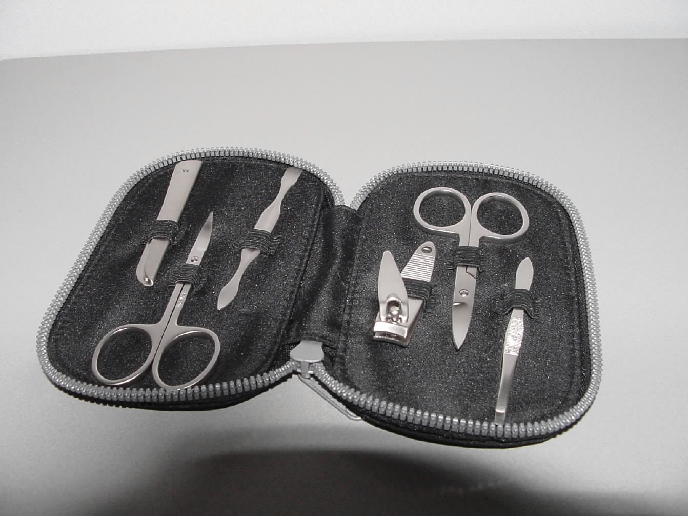 Reisassortiment, van onedel metaal, verpakt in een etui met ritssluiting, voor de persoonlijke verzorging, ondermeer bestaande uit:
- twee nagelschaartjes;
- nagelknipper;
- pincet;
- nagelvijl.