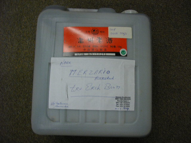 Een bruine vloeistof zijnde een andere gegiste drank, met een alcohol gehalte van 13,5 %, verpakt in een jerrycan van kunststof met een inhoud van 10 liter.
Het product kan niet als kookwijn worden ingedeeld in verband met het ontbreken van zout en wordt aangemerkt als een andere gegiste drank van post 2206 van de Gecombineerde Nomenclatuur.