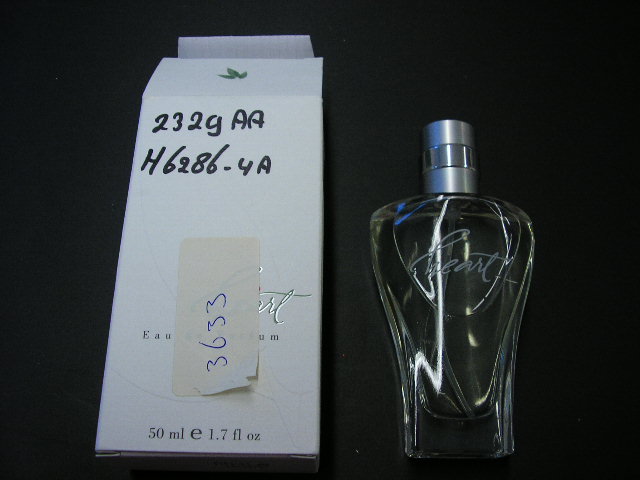"Eau de Parfum", verpakt in een glazen flesje in gestileerde vorm met ingebouwd pompmechanisme (verstuiver). Het flesje heeft een inhoud van 50 milliliter (1,7 fl.oz) en wordt aangeboden in een kartonnen doosje. De parfum bevat onder andere alcohol (ca. 80,1%), "fragrance" parfum (ca. 14%) en water.