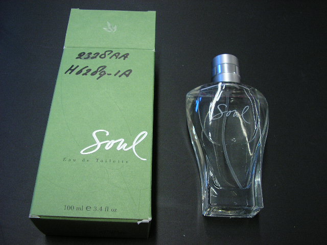 "Eau de Toilette", verpakt in een glazen flesje in gestileerde vorm met ingebouwd pompmechanisme (verstuiver). Het flesje heeft een inhoud van 100 ml (3,4 fl.oz) en wordt aangeboden in een kartonnen doosje. De parfum bevat onder andere alcohol (ca. 80,1%), "fragrance" parfum (ca. 10%) en water.