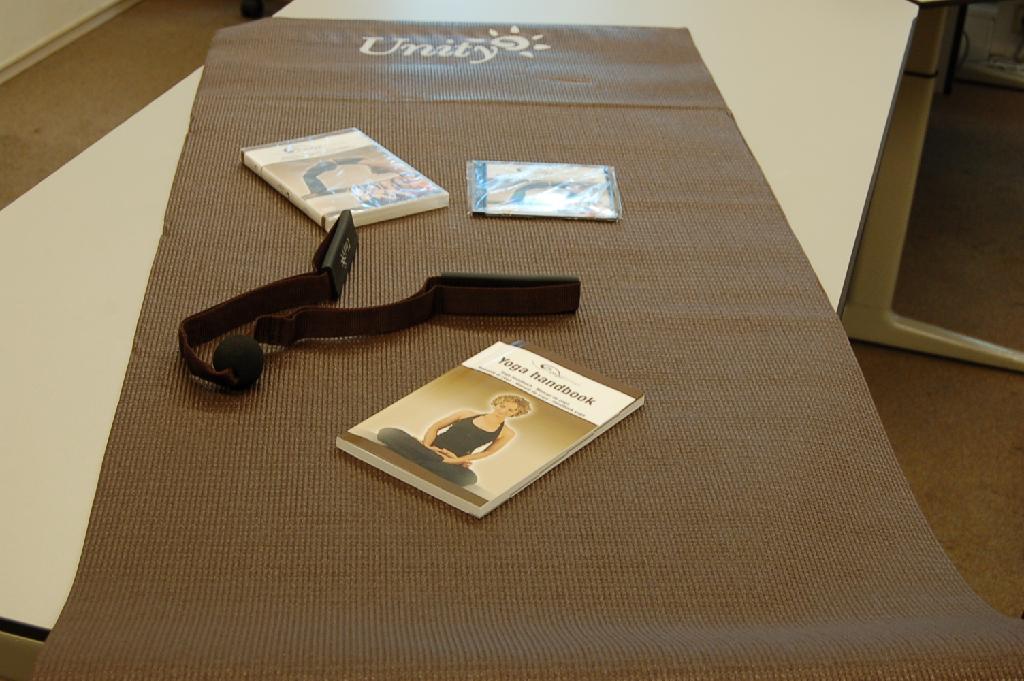 Een zogenoemd Yogaset, een assortiment bestaande uit de volgende onderdelen: 
- Yoga mat van kunststof met de afmetingen van circa 173,5 x 
61,5 cm.; 
- handboek; 
- CD met Yoga-muziek; 
- Work Out DVD; 
- elastiek om te rekken en strekken. 
Het geheel wordt aangeboden in een kartonnen doos voor de verkoop in het klein. Het wezenlijk karakter van het assortiment wordt bepaald door de Yoga mat.