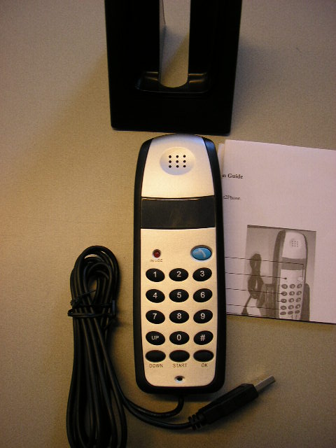 "Internet Phone", een USB Voice-over-IP (internet protocol) telefoon, een apparaat voor digitale telecommunicatie. De telefoon, die aangesloten wordt op een automatisch gegevensverwerkende machine, maakt het mogelijk om via internet gesprekken te voeren en heeft onder andere de volgende kenmerken: 
- met bedieningstoetsen voor kiezen, opnemen, bladeren en ophangen; 
- voorzien van een kabel, met een lengte van ongeveer 200 cm, 
  voorzien van een USB aansluitstuk; 
- met een LED. 
De telefoon wordt geleverd inclusief een gebruikershandleiding, een CD-ROM met toepassingssoftware en een houder van kunststof.