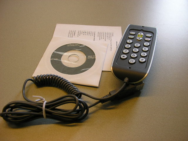 Een USB Voice-over-IP telefoon, een apparaat voor digitale telecommunicatie. De telefoon, die aangesloten wordt op een automatisch gegevensverwerkende machine, maakt het mogelijk om via internet gesprekken te voeren en heeft onder andere de volgende kenmerken: 
- met diverse bedieningstoetsen bijvoorbeeld voor kiezen, opnemen en ophangen;
- voorzien van een kabel, met een lengte van ongeveer 160 cm, voorzien van een USB aansluitstuk; 
- met LED.
De telefoon wordt geleverd inclusief een meertalige gebruikershandleiding en een CD-ROM met toepassingssoftware.