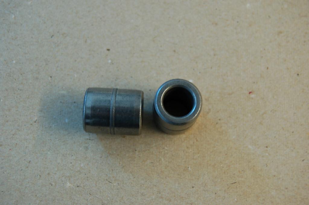 Een glijlager van onedel metaal voor de inbouw in een wasmachine. Het artikel heeft een buitendiameter van ongeveer 19 mm, een dikte van 3 mm en een hoogte van circa 25 mm.