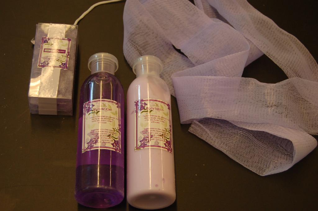 Een badset, een assortiment, bestaande uit de volgende artikelen: 
- een bodylotion verpakt in een kunststof fles met schroefdop met
  een inhoud van 250 ml, 
- een showergel verpakt in een kunststof fles met schroefdop met een
  inhoud van 250 ml; 
- badzout verpakt in kunststof met een hoeveelheid van 140 gram;
- een badspons van kunststof, voorzien van een ophangkoord. 
De badset is opgemaakt voor de verkoop in het klein en verpakt in een speciaal gevormd doorzichtig kunststof draagtasje.